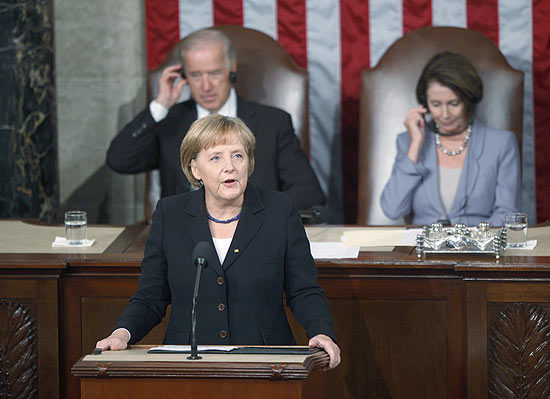 Chanceler alem, Angela Merkel, faz discurso histrico ao Congresso americano e agradece apoio dos EUA