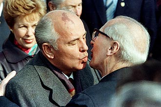 Na comemorao dos 40 anos da Alemanha Oriental, Gorbatchov (esq.)  recebidos pelo ento lider comunista Erich Honecker