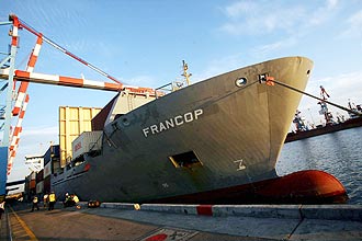 O navio Francop, atracado no porto de Ashdod, ao sul de Tel Aviv; Israel diz que embarcao levava carregamento de armas ao Lbano