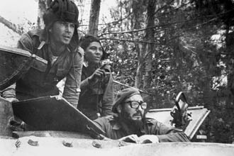 Fidel Castro em um tanque militar na praia Girn, durante a invaso da baa dos Porcos por cubanos apoiados pelos EUA, em 1961