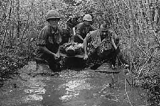 Soldados americanos carregam colega ferido na Guerra do Vietn; EUA falharam em impedir que comunistas vencessem o conflito
