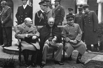 Churchill, Roosevelt e Stlin discutem o futuro da Europa na Conferncia de Ialta, meses antes do fim da Segunda Guerra