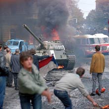 Manifestantes atacam tanque durante invaso de Praga para reprimir reformas