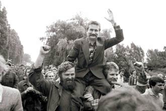 Sindicalista polons Lech Walesa  levado por grevistas em 1980; em meio a crise econmica, ele fundou sindicato no comunista