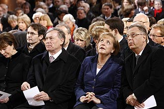 Chanceler alem, Angela Merkel (centro), assiste missa pelos 20 anos da queda do Muro de Berlim; cidade faz festa da liberdade 
