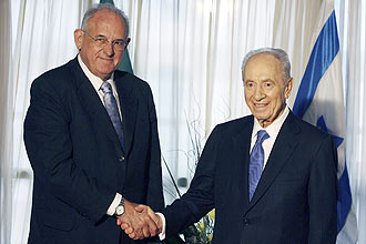 O ministro Nelson Jobim cumprimenta o presidente de Israel, Shimon Peres, aps assinatura de acordo de cooperao na luta ao terror