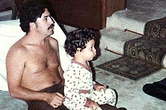 O traficante colombiano Pablo Escobar e o filho Juan Pablo em foto tirada em Medellín