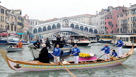 Gndola leva caixo rosa representando a cidade de Veneza em cortejo fnebre realizado neste sbado