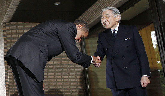 Obama (à esq.) cumprimenta o imperador do Japão, Akihito, com uma mesura completa, durante sua visita ao país