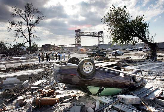 Bombeiros revistam localidade do Estado americano de Louisiana inundada pelo furaco Katrina, ainda em 2005