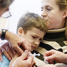 Gartoto recebe dose da vacina contra gripe suna em Budapeste; OMS divulga balano 