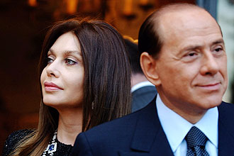 Foto de arquivo mostra premiê Silvio Berlusconi e Veronica Lario