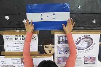 Mulher prepara urna durante as eleies presidenciais em Honduras, que acontecem com o presidente Manuel Zelaya deposto