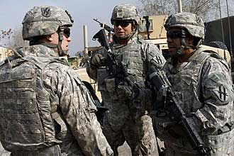Soldados americanos conversam antes de patrulha em Cabul; Obama anunciou envio de mais 30 mil homens para Afeganisto