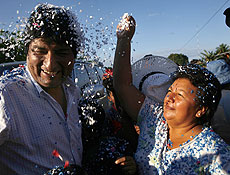 Cocaleira festeja chegada de presidente Evo Morales no dia do referendo revogatrio