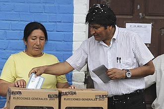 Favorito  reeleio, o presidente Evo Morales vota em colgio <br> na cidade Villa 14 de Septiembre e diz representar a mudana