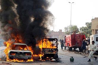 Veculos em chamas aps a exploso de um homem-bomba em uma tentativa de ataque a um tribunal de sesses em Peshawar 