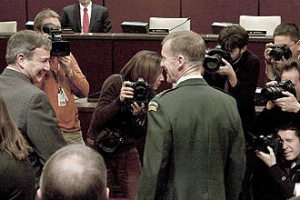 O enviado a Cabul, Karl Eikenberry ( esq.), e o general Stanley McChrystal chegam para audincia no Congresso americano
