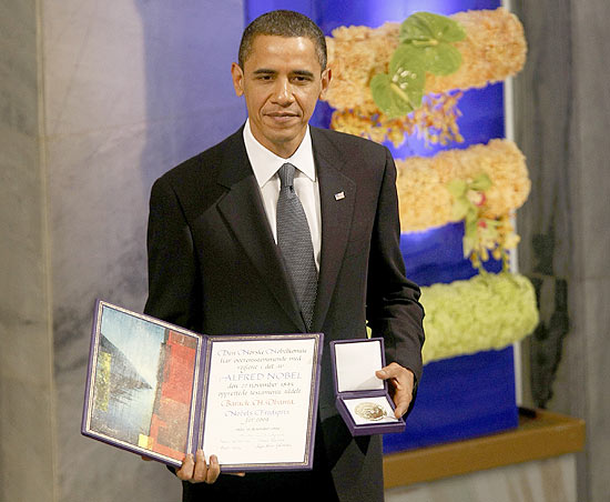 Presidente Barack Obama recebe medalha do Nobel da Paz em Oslo e defende importncia da guerra 