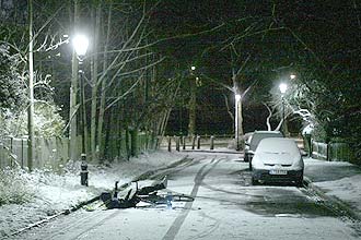 Entregador de jornais cai da bicicleta aps escorregar na neve em Londres; assista vdeo do caos causado por nevasca no pas
