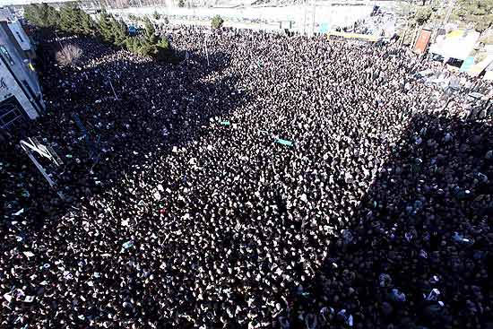 Imagem ara mostra multido que foi s ruas da cidade sagrada de Qom para o funeral de aiatol dissidente 