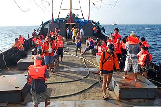 Sobreviventes de coliso de barcos nas Filipinas esperam botes da Guarda Costeira; trs morreram e 24 esto desparecidos