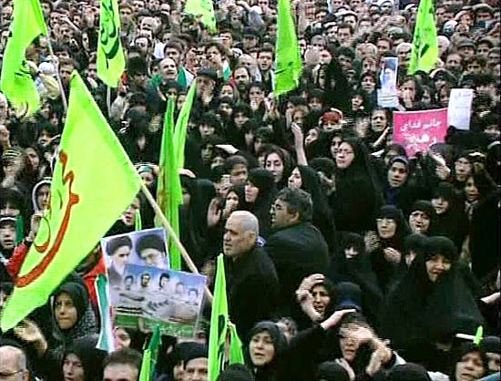 Imagem veiculada pela TV estatal iraniana mostra manifestantes favorveis ao governo nas ruas da capital Teer