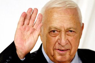 Ex-premi Ariel Sharon acena em conferncia de 2005; ele est em coma h exatos cinco anos e parece cada vez mais esquecido 