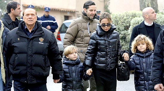 Silvio Berlusconi aparece sem curativos passeando ao lado da filha; premi sofreu ataque em comcio em Milo 