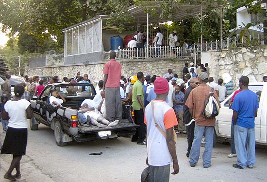 Dezenas de feridos pelo terremoto de 7 graus de magnitude que atingiu o Haiti esperam atendimento