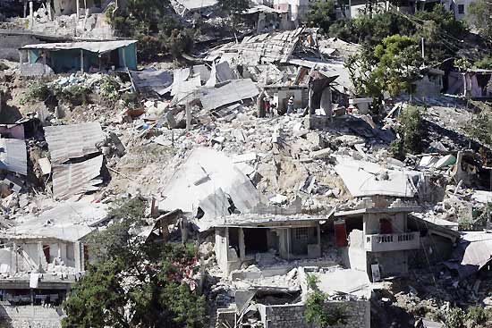 Vista dos escombros de vrias casas em Petionville, na capital haitiana Porto Prncipe