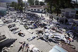 Corpos são amontoados na frente do necrotério de Porto Príncipe após o terremoto; situação deve levar a epidemias no Haiti.