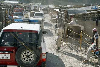 Veículos cruzam posto de controle na fronteira entre Haiti e República Dominicana; fuga em massa após terremoto