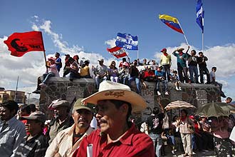 Simpatizantes de Zelaya se concentram em aeroporto para se despedir do presidente deposto; hondurenho promete retornar