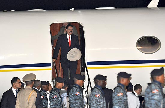 Presidente deposto Manuel Zelaya desce de avio que o levou de Honduras  Repblica Dominicana 