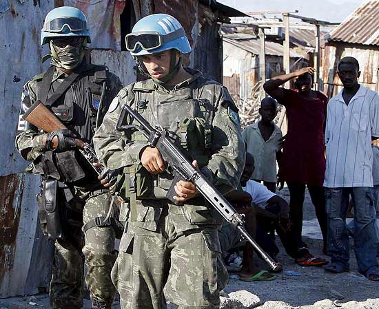 Soldados brasileiros da misso de paz da ONU no Haiti, a Minustah, patrulham Cit Soleil