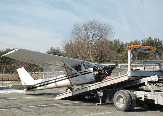 O monomotor que realizou um pouso em uma rodovia de Nova Jersey; aeronave transportava duas pessoas