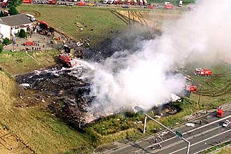 Foto da poca mostra fumaa no local onde o Concorde da Air France caiu pouco aps decolagem na Frana, matando 113 pessoas 