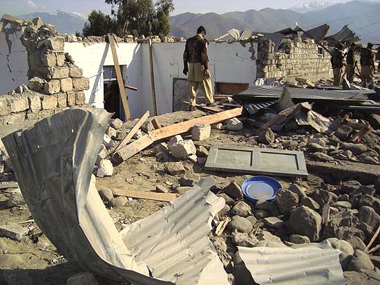 Policiais paquistaneses inspecionam local de exploso de bomba no distrito do Baixo Dir; sete morreram