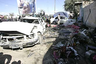 Soldados iraquianos inspecionam danos causados pela exploso de uma bomba na cidade sagrada xiita de Kerbala, Iraque