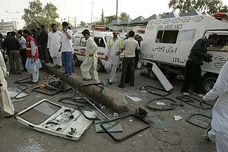Pessoas observam danos causados por exploso na porta de hospital no Paquisto; ao todo 25 morreram em ataques