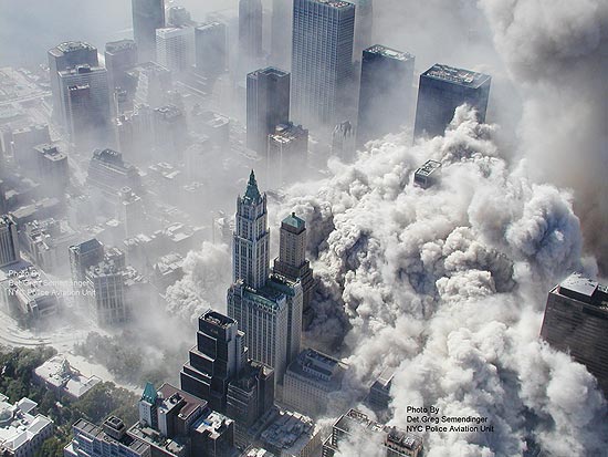 Fumaça e pó toma região durante o desabamento dos prédios do World Trade Center, em Nova York
