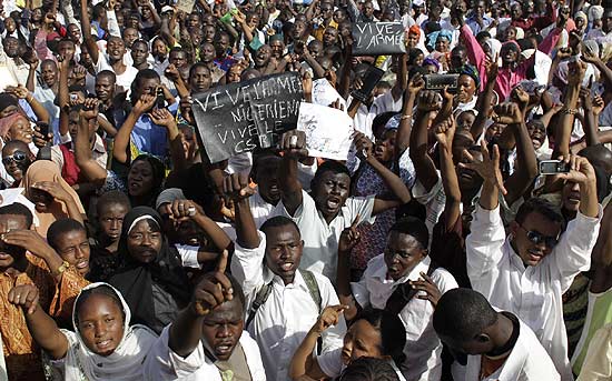 Manifestantes vo s ruas de Niamey em apoio ao golpe militar que derrubou o presidente Mamadou Tandja