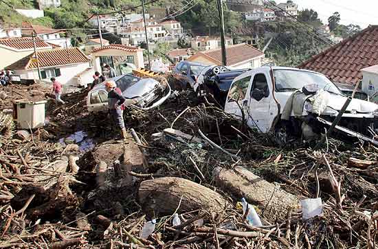 Srie de inundaes arrastou imveis e carros em Funchal, na ilha da Madeira; 13 pessoas esto desaparecidas