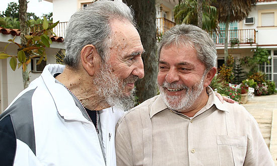 O presidente Lula aparece sorrindo ao lado do ex-ditador cubano Fidel Castro em foto de fevereiro