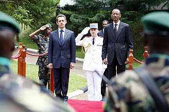 Presidente francs, Nicolas Sarkozy (esq.), participa de cerimnia ao lado do colega ruands Paul Kagame; primeira visita em anos 