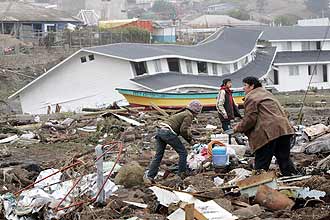 Moradores inspecionam escombros na área costeira do Chile; tremores secundários atrasam recuperação