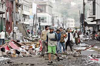 Em Talcahuano, perto de Concpcion, muitos chilenos voltam s ruas devastadas; mais de 500 morreram durante o terremoto