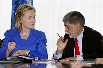 Hillary Clinton em visita ao Brasil; ela pediu sanes, enquanto Celso Amorim defendeu o dilogo