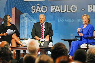 Hillary Clinton participa de debate mediado por Maria Beltrão e  William Waack, da Globo News